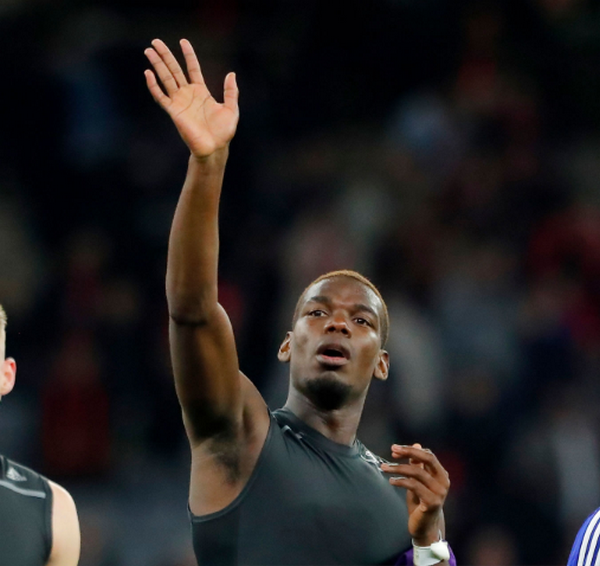 Đồng đội ăn mừng bàn thắng và đây là thái độ của Pogba - Bóng Đá