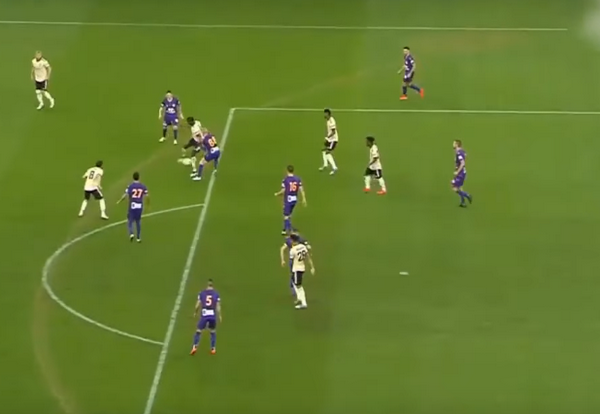 Đồng đội ăn mừng bàn thắng và đây là thái độ của Pogba - Bóng Đá