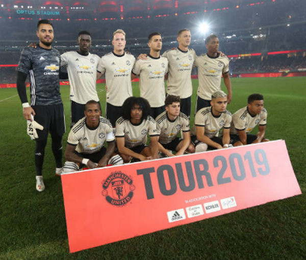 Đồng đội ăn mừng bàn thắng và đây là thái độ của Pogba - Bóng Đá