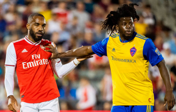 Ra sân hơn 10 phút, sao Arsenal vẫn bị đối thủ 'sàm sỡ'  - Bóng Đá