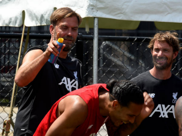 Chăm sóc nhiệt tình, Klopp khiến trò cưng 'phát sợ' - Bóng Đá