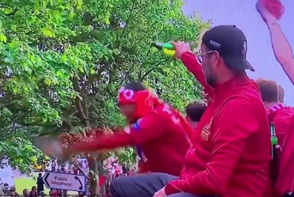 Chăm sóc nhiệt tình, Klopp khiến trò cưng 'phát sợ' - Bóng Đá