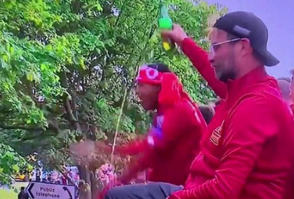 Chăm sóc nhiệt tình, Klopp khiến trò cưng 'phát sợ' - Bóng Đá