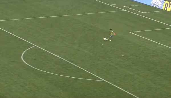 Khoảnh khắc cảm động, cậu bé 8 tuổi bước ra sân đối đầu Dortmund - Bóng Đá