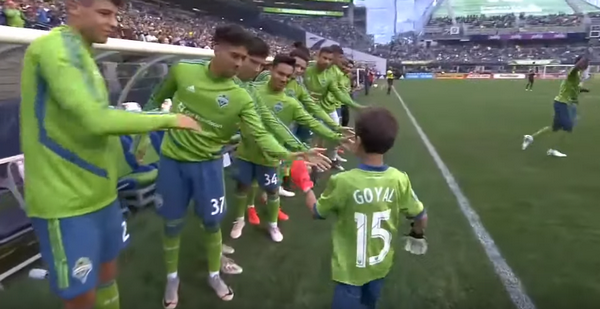 Khoảnh khắc cảm động, cậu bé 8 tuổi bước ra sân đối đầu Dortmund - Bóng Đá