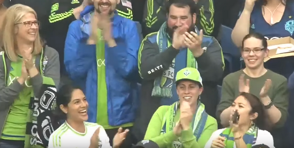 Khoảnh khắc cảm động, cậu bé 8 tuổi bước ra sân đối đầu Dortmund - Bóng Đá