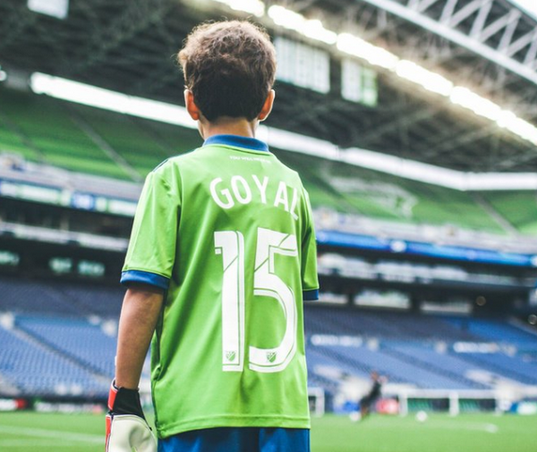 Khoảnh khắc cảm động, cậu bé 8 tuổi bước ra sân đối đầu Dortmund - Bóng Đá