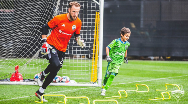 Khoảnh khắc cảm động, cậu bé 8 tuổi bước ra sân đối đầu Dortmund - Bóng Đá