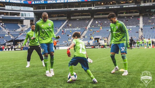 Khoảnh khắc cảm động, cậu bé 8 tuổi bước ra sân đối đầu Dortmund - Bóng Đá