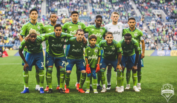 Khoảnh khắc cảm động, cậu bé 8 tuổi bước ra sân đối đầu Dortmund - Bóng Đá