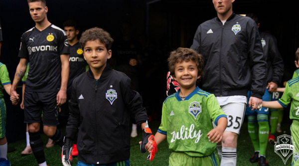 Khoảnh khắc cảm động, cậu bé 8 tuổi bước ra sân đối đầu Dortmund - Bóng Đá