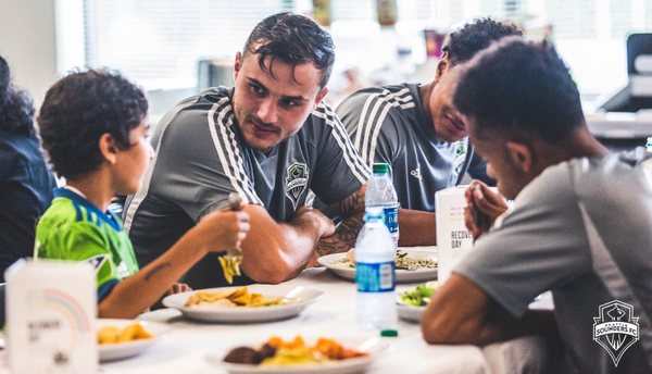 Khoảnh khắc cảm động, cậu bé 8 tuổi bước ra sân đối đầu Dortmund - Bóng Đá