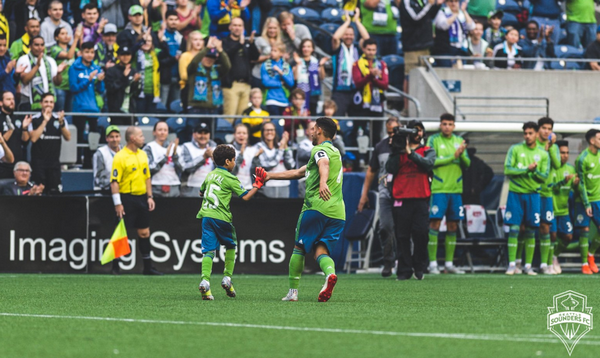 Khoảnh khắc cảm động, cậu bé 8 tuổi bước ra sân đối đầu Dortmund - Bóng Đá