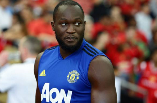 Ngồi xem đồng đội thi đấu và đây là thái độ của Lukaku - Bóng Đá