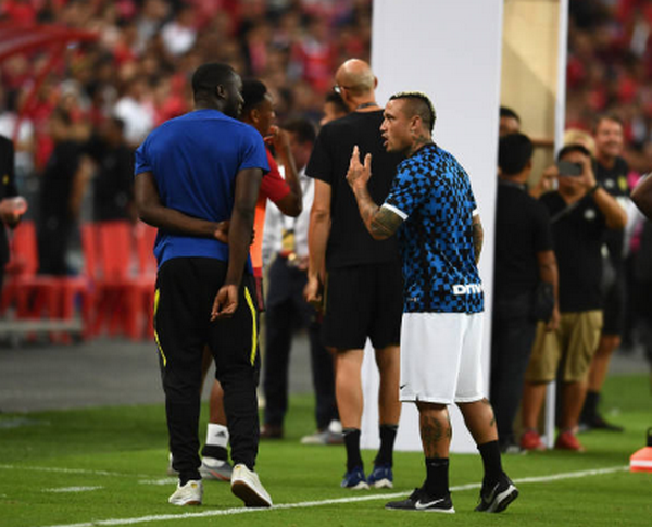 Ngồi xem đồng đội thi đấu và đây là thái độ của Lukaku - Bóng Đá