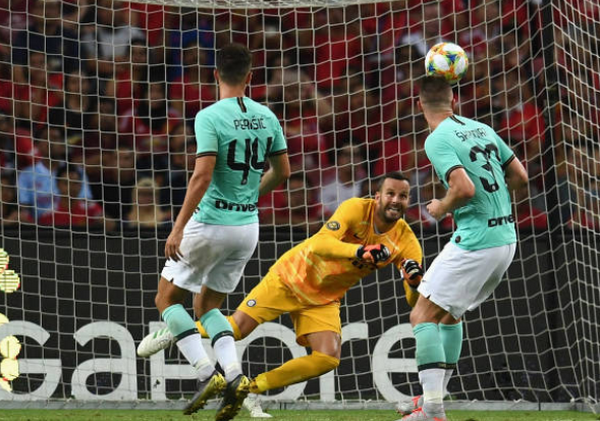 Ngồi xem đồng đội thi đấu và đây là thái độ của Lukaku - Bóng Đá