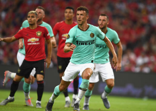 Ngồi xem đồng đội thi đấu và đây là thái độ của Lukaku - Bóng Đá