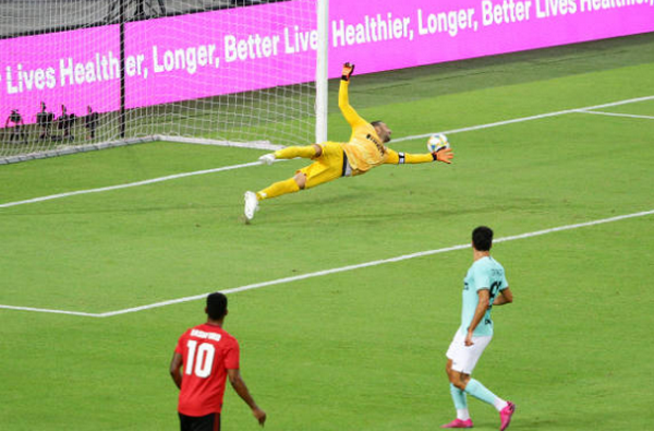 Ngồi xem đồng đội thi đấu và đây là thái độ của Lukaku - Bóng Đá