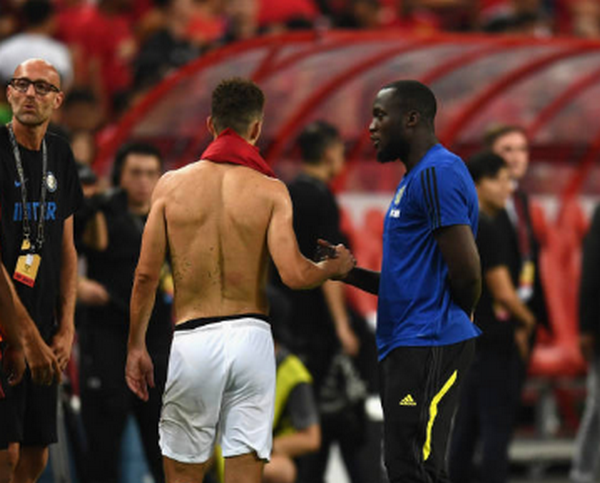 Ngồi xem đồng đội thi đấu và đây là thái độ của Lukaku - Bóng Đá