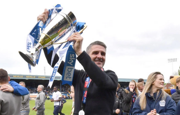 CHOÁNG! Vừa lên hạng, 'hàng xóm' Manchester đã bị trừ 12 điểm - Bóng Đá