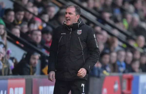 CHOÁNG! Vừa lên hạng, 'hàng xóm' Manchester đã bị trừ 12 điểm - Bóng Đá