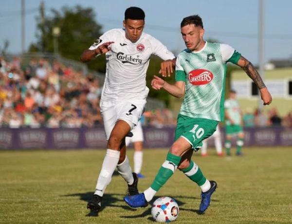 CHOÁNG! Vừa lên hạng, 'hàng xóm' Manchester đã bị trừ 12 điểm - Bóng Đá