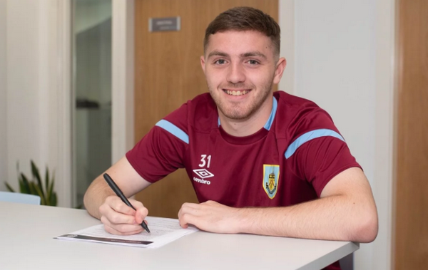 CHOÁNG! Vừa lên hạng, 'hàng xóm' Manchester đã bị trừ 12 điểm - Bóng Đá