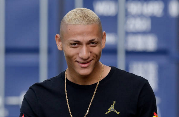 Trở về thành phố Liverpool, sao Brazil ra mắt mái tóc  - Bóng Đá