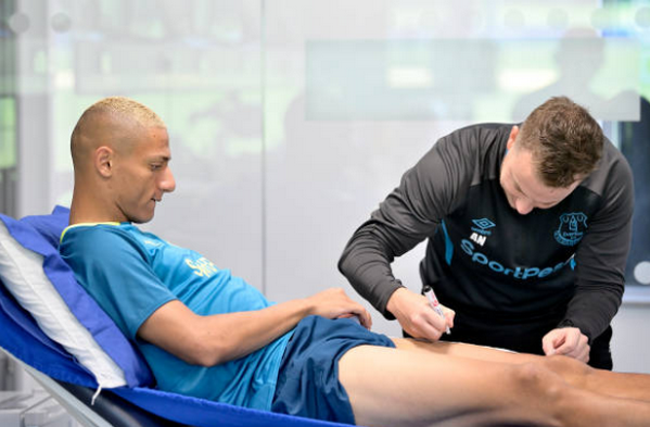 Trở về thành phố Liverpool, sao Brazil ra mắt mái tóc  - Bóng Đá