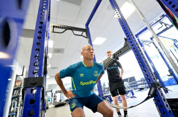 Trở về thành phố Liverpool, sao Brazil ra mắt mái tóc  - Bóng Đá