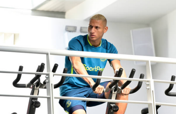 Trở về thành phố Liverpool, sao Brazil ra mắt mái tóc  - Bóng Đá