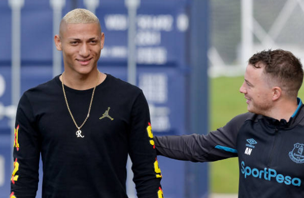 Trở về thành phố Liverpool, sao Brazil ra mắt mái tóc  - Bóng Đá