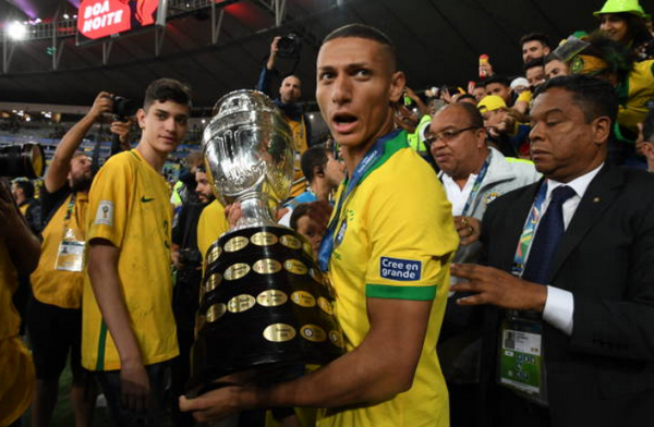 Trở về thành phố Liverpool, sao Brazil ra mắt mái tóc mới - Bóng Đá