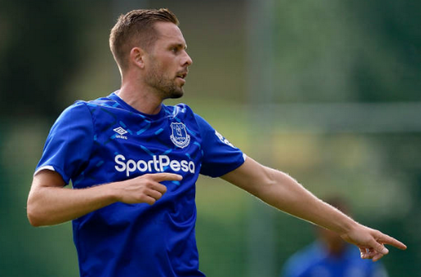 Trở về thành phố Liverpool, sao Brazil ra mắt mái tóc mới - Bóng Đá