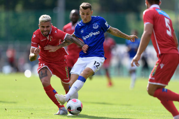 Trở về thành phố Liverpool, sao Brazil ra mắt mái tóc mới - Bóng Đá