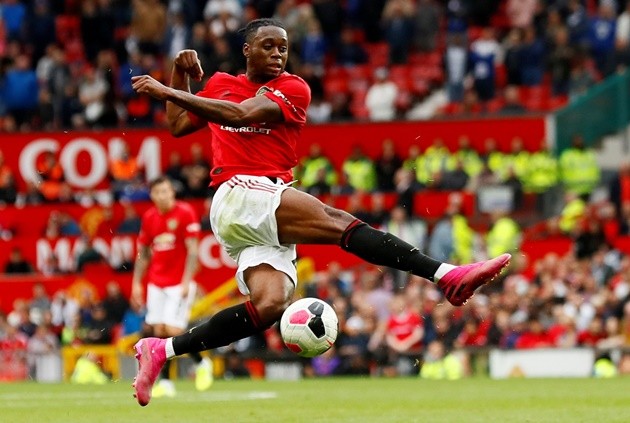 ‘Pogba Out’ sign outside Man Utd training ground removed as players arrive at Carrington - Bóng Đá