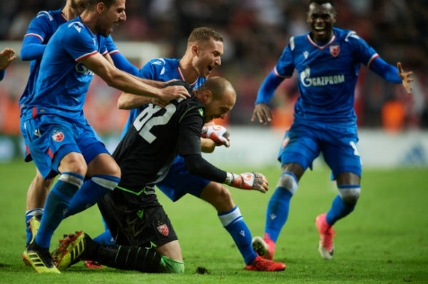 Champions League xuất hiện loạt pen 'kinh dị', 6 quả bay ra ngoài! - Bóng Đá