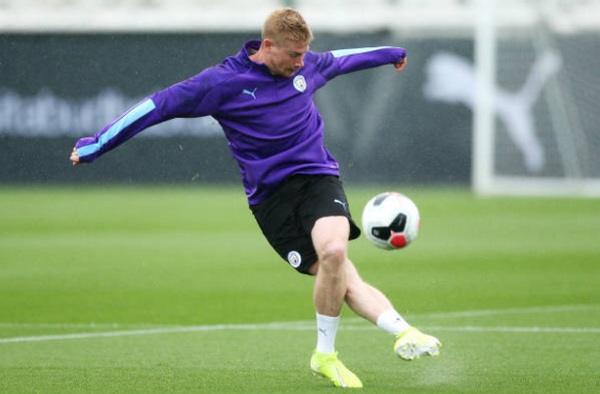 De Bruyne biểu diễn Rabona trên sân tập - Bóng Đá