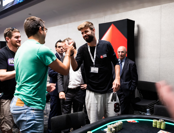 Pique hạng 2, Vidal hạng 6 ở giải Poker (ảnh) - Bóng Đá