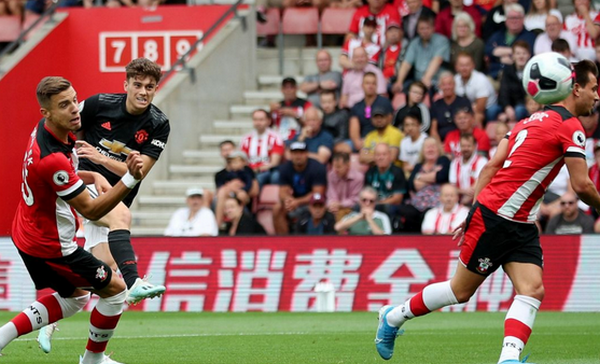 Trước khi phá lưới De Gea, Vestergaard đã làm điều 'đáng sợ' với trọng tài - Bóng Đá