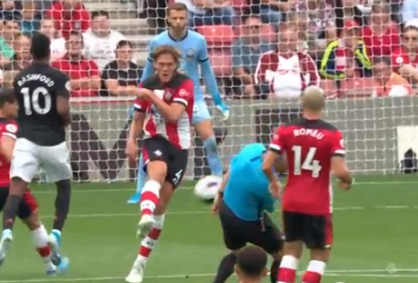 Trước khi phá lưới De Gea, Vestergaard đã làm điều 'đáng sợ' với trọng tài - Bóng Đá