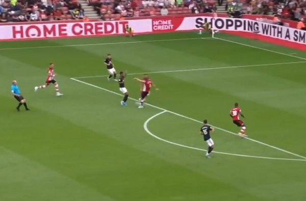 Trước khi phá lưới De Gea, Vestergaard đã làm điều 'đáng sợ' với trọng tài - Bóng Đá