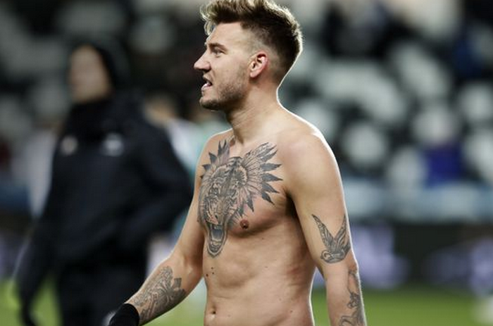 Đẳng cấp của 'Lord' Bendtner, bán sạch áo đấu chưa đầy 1 ngày - Bóng Đá