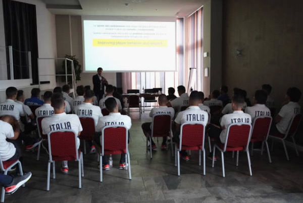 Ngày đầu tập trung, dàn sao Italia đã phải 'đi học' - Bóng Đá