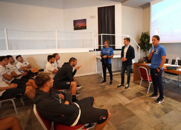Ngày đầu tập trung, dàn sao Italia đã phải 'đi học' - Bóng Đá