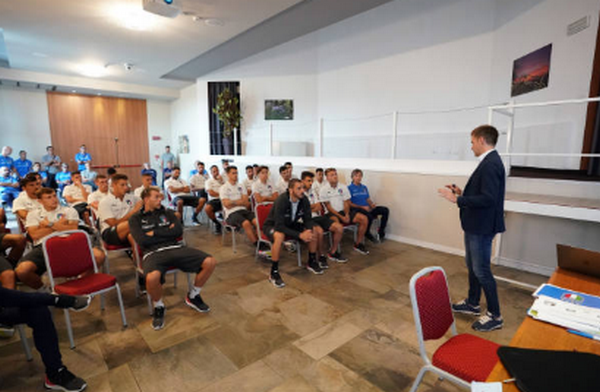 Ngày đầu tập trung, dàn sao Italia đã phải 'đi học' - Bóng Đá