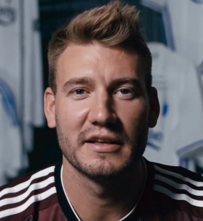 Đẳng cấp của 'Lord' Bendtner, bán sạch áo đấu chưa đầy 1 ngày - Bóng Đá