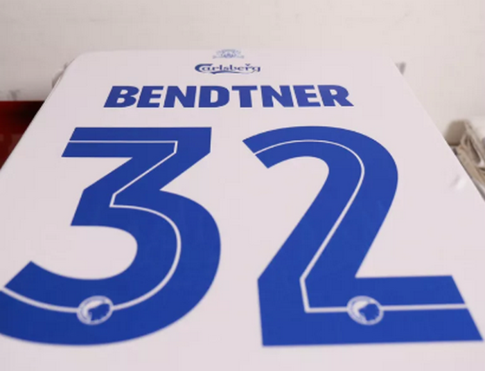 Đẳng cấp của 'Lord' Bendtner, bán sạch áo đấu chưa đầy 1 ngày - Bóng Đá