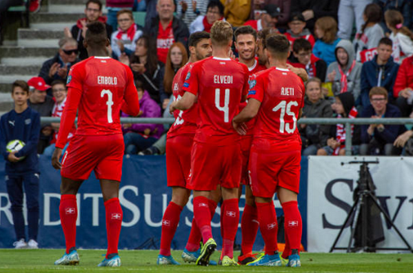 Thụy Sĩ thắng nhưng Xhaka gặp chấn thương - Bóng Đá