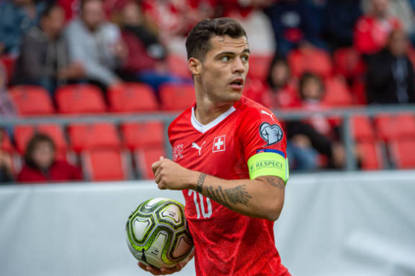 Thụy Sĩ thắng nhưng Xhaka gặp chấn thương - Bóng Đá